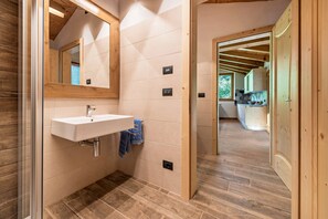 Suihku, hiustenkuivaaja, pyyhkeet