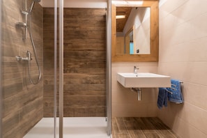 Shower, hair dryer, towels - Apartment Casa al Mulino with Mountain View, Wi-Fi & Garden (Pranzo di Tenno)