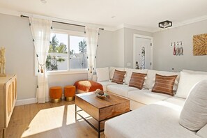 Smart-TV, Kamin, Videospiele, Tischfußball