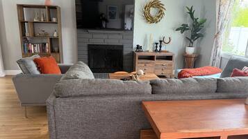 Smart TV, chimenea, videojuegos y tenis de mesa