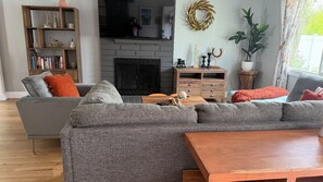 Smart TV, lareira, videogames, mesa de pingue-pongue