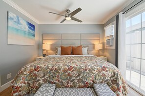 4 bedrooms, in-room safe, desk, iron/ironing board - Rose waterfall retreat cottage pool Sauna SPA (Laguna Hills)