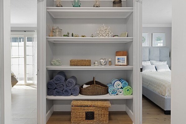 4 habitaciones, caja de seguridad en la habitación y escritorio 