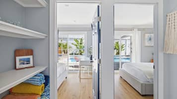 4 bedrooms, in-room safe, desk, iron/ironing board