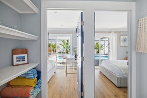 4 Schlafzimmer, Zimmersafe, Schreibtisch, Bügeleisen/Bügelbrett