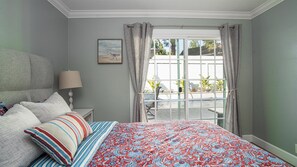 4 عدّة غرف نوم وخزنة داخل الغرفة ومكتب ومكواة/لوح كي