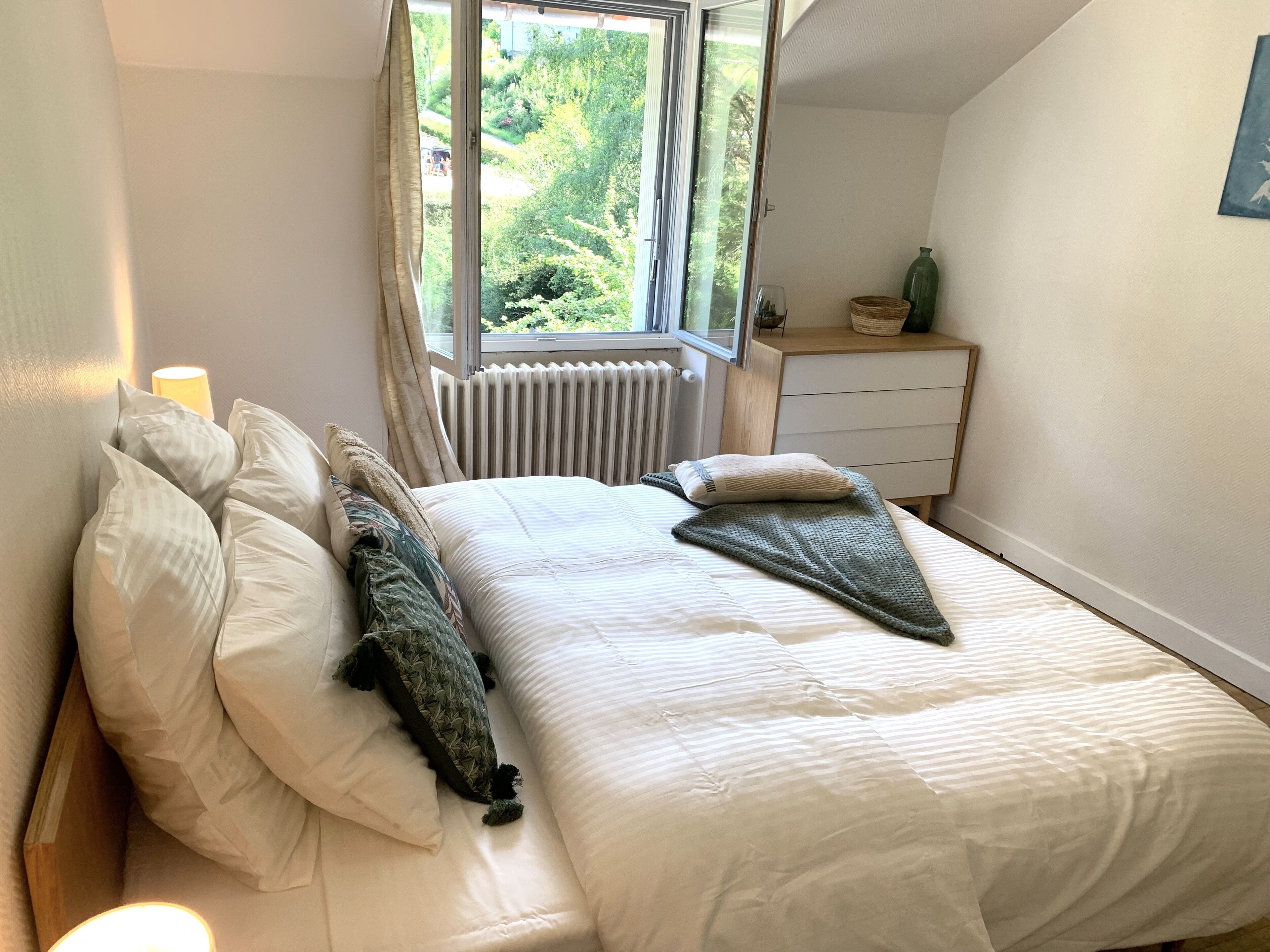 3 slaapkamers, een strijkplank/strijkijzer, reisbedje, wifi