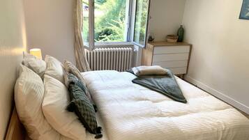 3 bedrooms, iron/ironing board, travel crib, WiFi