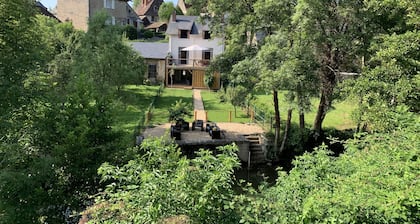 Elégant maison au bord d'une riviÚre avec Jacuzzi