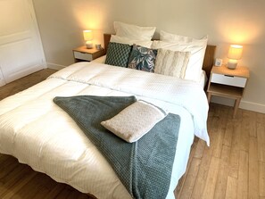 3 عدّة غرف نوم ومكواة/لوح كي وسرير سفر وواي فاي