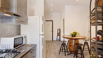 Refrigerador, microondas, horno, placa de cocina