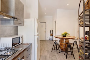 Frigorífico, microondas, horno y placa de cocina