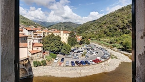 Une ville côtière avec un parking, des bâtiments et une rivière.