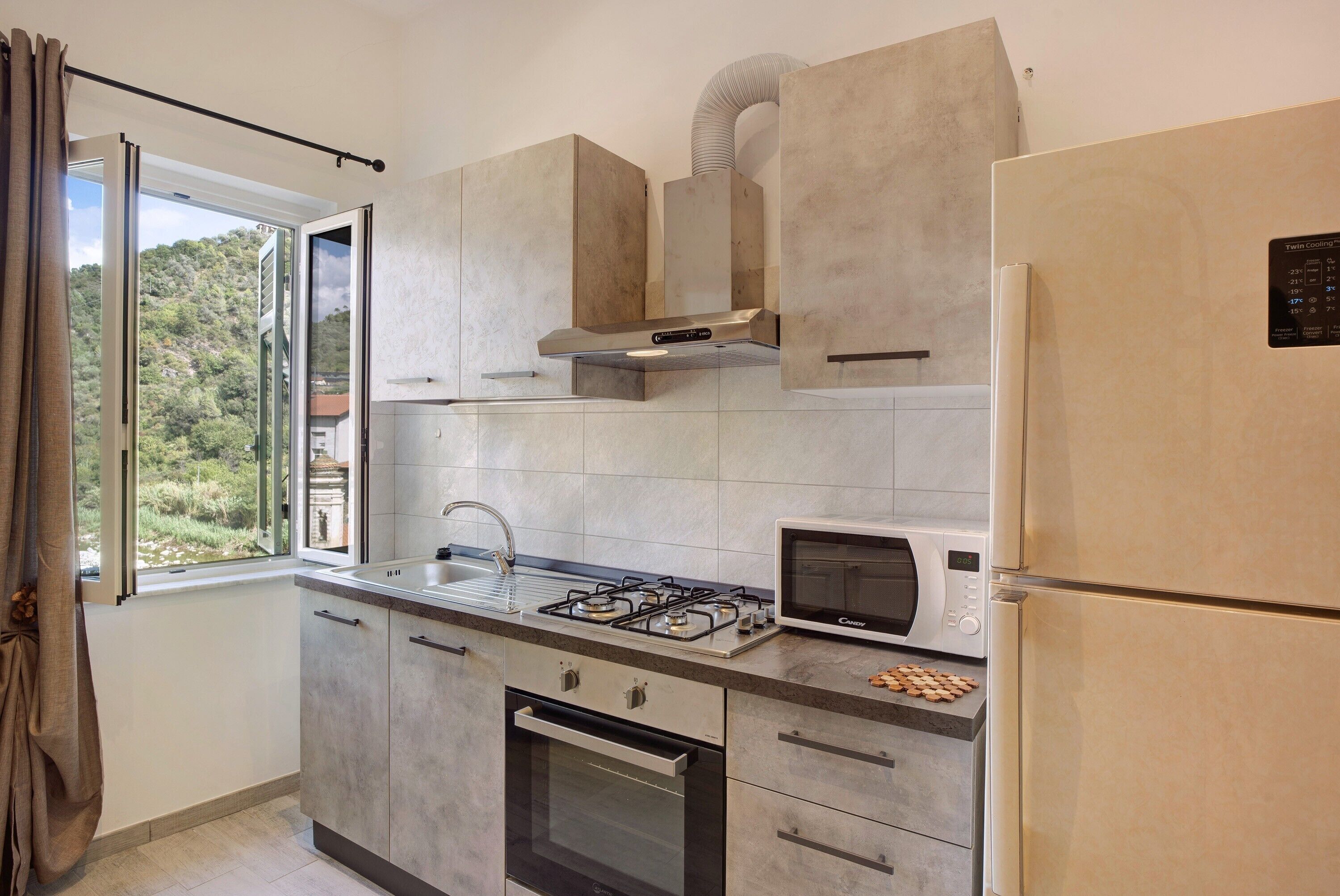 Kühlschrank, Mikrowelle, Ofen, Herdplatte