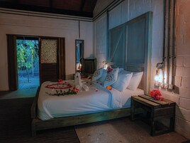 Quarto luxo, 1 cama King | Roupas de cama premium, cofres nos quartos, quartos à prova de som