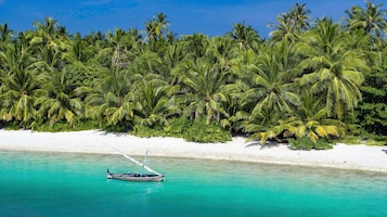 Perto da praia, areia branca, toalhas de praia