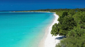 Plage, sable blanc, serviettes de plage, yoga sur la plage