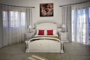 6 bedrooms, iron/ironing board, WiFi, bed sheets - Impressive Large Villa, Huge Pool, Large Garden, Quiet area, Coral bay Paphos (Peyia)