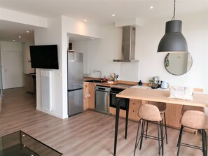 Réfrigérateur, four à micro-ondes, un four, lave-vaisselle