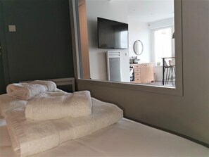 2 bedrooms, iron/ironing board, free WiFi, bed sheets