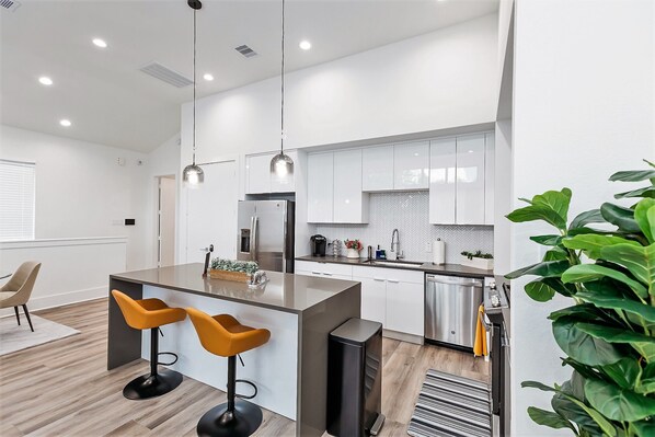 Réfrigérateur, micro-ondes, four, plaque de cuisson