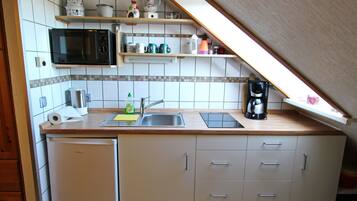 Kühlschrank, Mikrowelle, Wasserkocher mit Kaffee-/Teezubehör