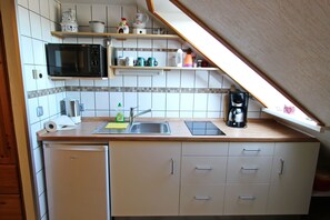 Køleskab, mikrobølgeovn, kaffe-/temaskine, elkedel