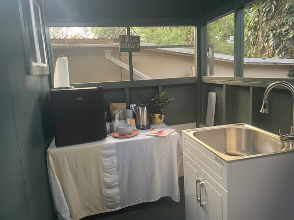 Fridge, dishwasher, coffee/tea maker, electric kettle