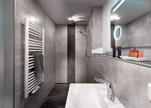 Shower, hair dryer, towels - WeinMotel Simon 1 a (Alzenau)