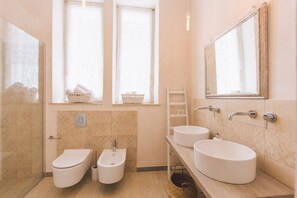 Douche, sèche-cheveux, bidet, serviettes fournies