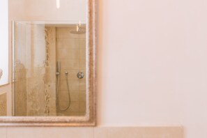 Dusche, Haartrockner, Bidet, HandtĂŒcher