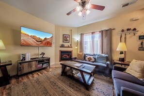 Een smart-tv en een open haard