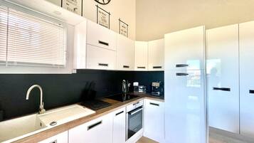 Een koelkast, een microgolfoven, een oven, een kookplaat