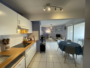 Fridge, dishwasher, coffee/tea maker, toaster