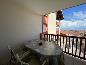 Outdoor dining - T3 Apartment for 4 at 50m from the ocean (Vieux-Boucau-les-Bains)