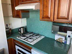 Kühlschrank, Mikrowelle, Ofen, Herdplatte