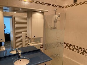 Tina, secadora de cabello, jabón, papel de baño 