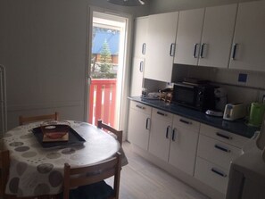 Geladeira, micro-ondas, fogão