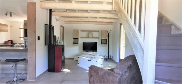 Fernseher, Kamin, Tischtennisplatte