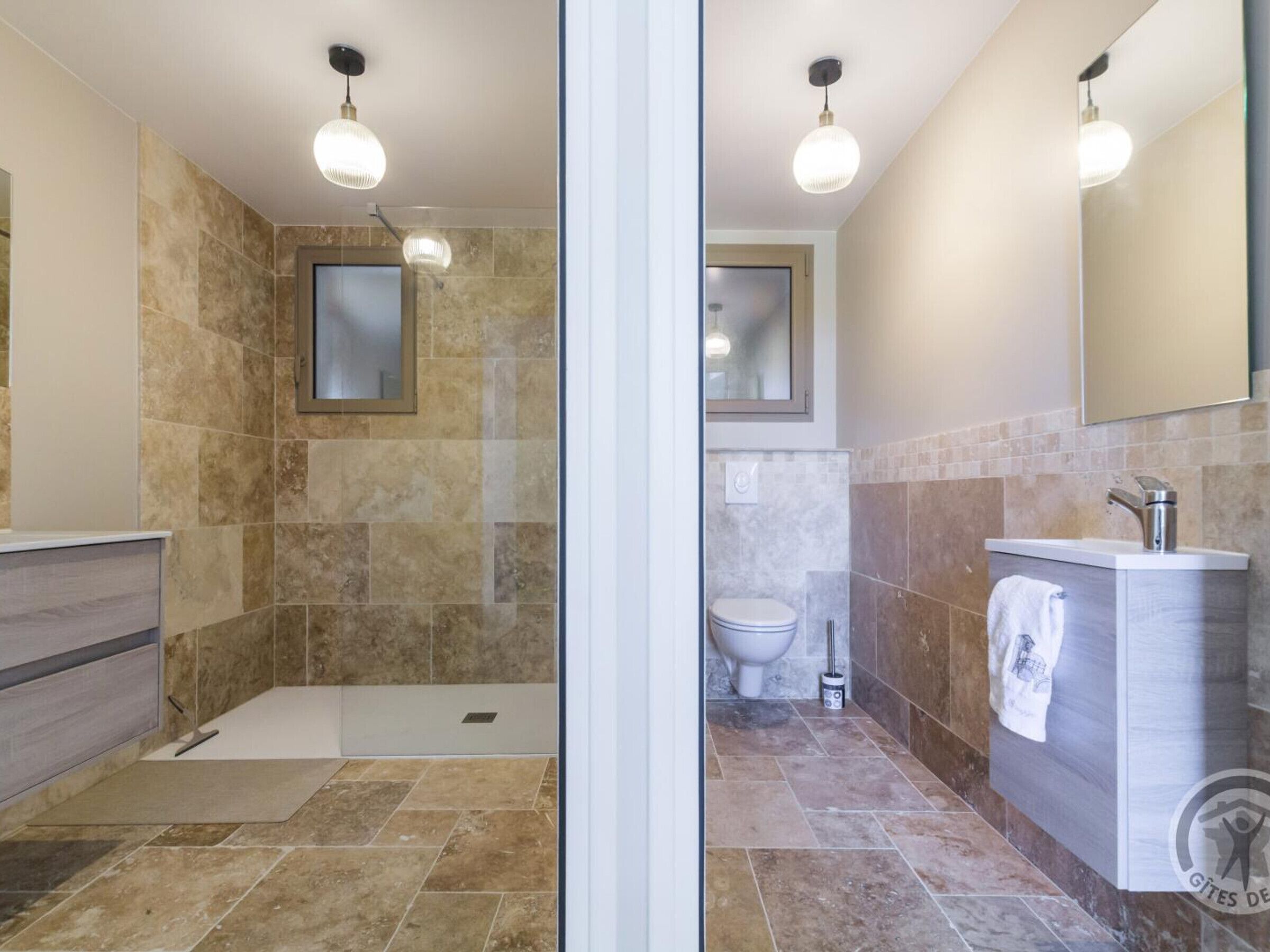 Ein Badezimmer mit Dusche, Toilette und Waschbecken.