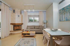 TV connectée, cheminée, table de tennis de table