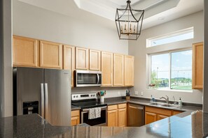 Kjøleskap, mikrobølgeovn, ovn og kokeplater