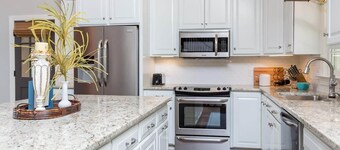 Solon Serenity: A Beautiful, Serene Setting with Mtn Views, Weekly and Monthly Discounts!