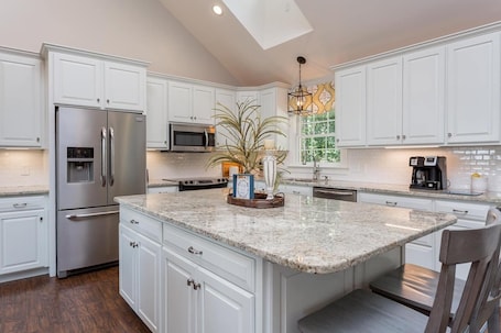 Fridge, microwave, oven, stovetop. Solon Serenity: A Beautiful, Serene Setting with Mtn Views, Weekly and Monthly Discounts!