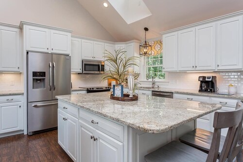 Solon Serenity: A Beautiful, Serene Setting with Mtn Views, Weekly and Monthly Discounts!