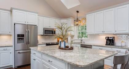 Solon Serenity: A Beautiful, Serene Setting with Mtn Views, Weekly and Monthly Discounts!