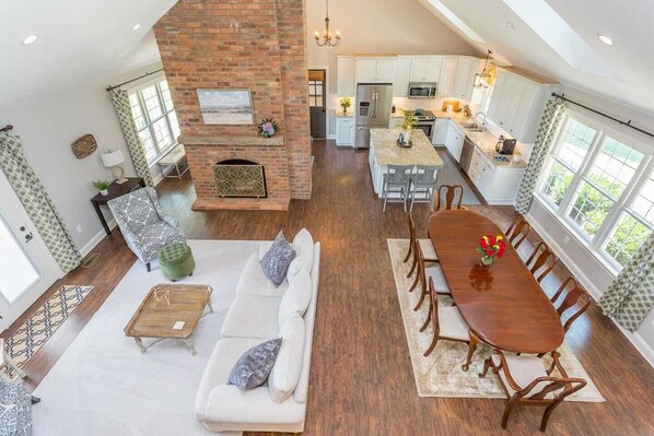Smart TV, fireplace