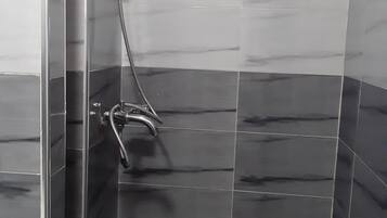 Douche, savon, papier toilette