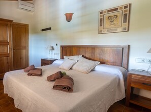 2 bedrooms, in-room safe, iron/ironing board, free WiFi