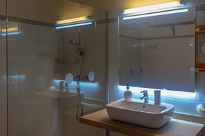 Dusche, Haartrockner, Bidet, Handtücher